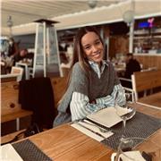 Soy una persona bastante hábil con los idiomas, sobre todo con el inglés, por lo que me gustaría aprovechar para enseñar a otras personas.